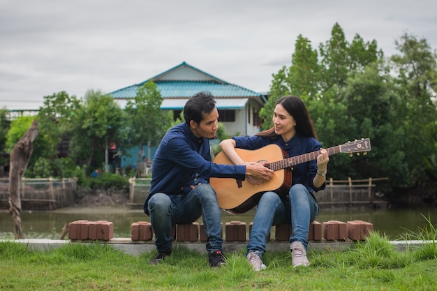 Azjatycka Para Grająca Na Gitarze Odpoczywa Latem