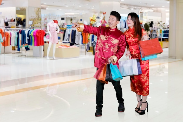 Azjatycka para kupuje prezenty na Chiński Nowy Rok