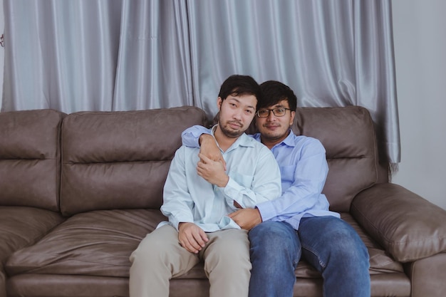Azjatycka para młodych gejów okazująca pewną miłość, dzielącą się szczególnym uczuciem.