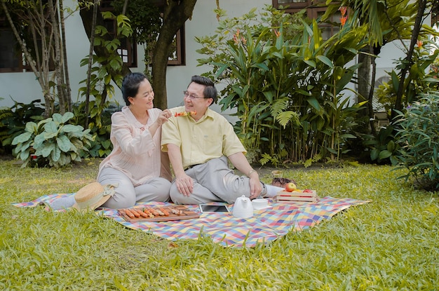 Azjatycka para odpoczywająca w domu i jedząca grillaConcept Życie po przejściu na emeryturę