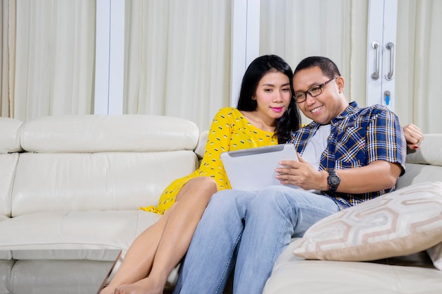 Azjatycka para razem używa tabletu w domu