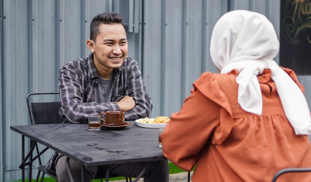 Azjatycka Para Szczęśliwy Randki Spotykają Się W Kawiarni