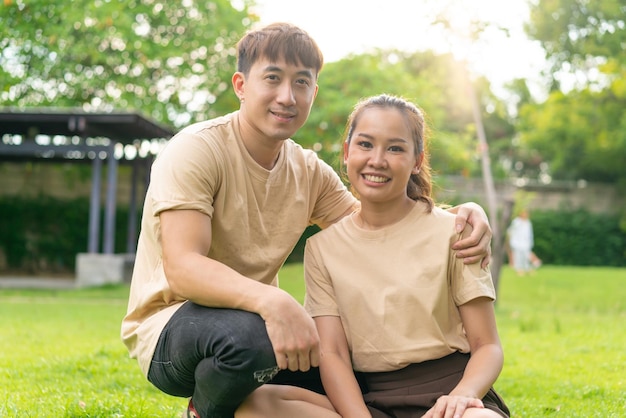 Azjatycka para uwielbia randki w parku