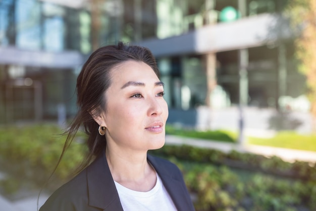Azjatycka pewna siebie biznesowa kobieta w garniturze uśmiecha się patrząc w górę Praca zarobkowa transparent kopia przestrzeń