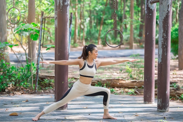 Azjatycka piękna kobieta gra w jogę w parkuTajlandczycy kochają zdrowieĆwiczenia na silne ciało