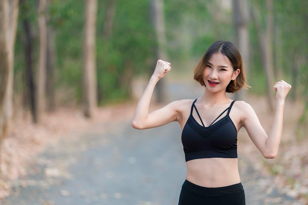 Azjatycka Piękna Szczupła Kobieta W Parkumłoda Dziewczyna Uwielbia Zdrowe ćwiczenianastoletnie Noszą Odzież Sportową