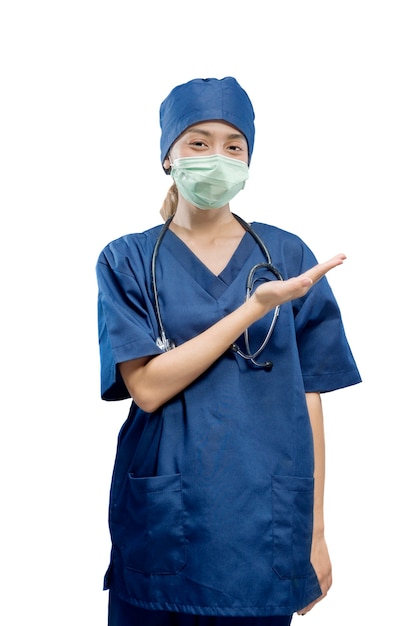 Azjatycka pielęgniarka z maską na twarz i stetoskopem z otwartą dłonią pokazującą coś odizolowanego na białym tle