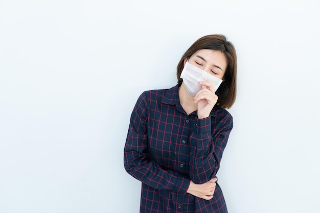 Azjatycka podróżniczka nosi maskę do ochrony koronawirusaTajka nosi maskę na twarz, ochronę dróg oddechowych i filtr cząstek stałych pm25