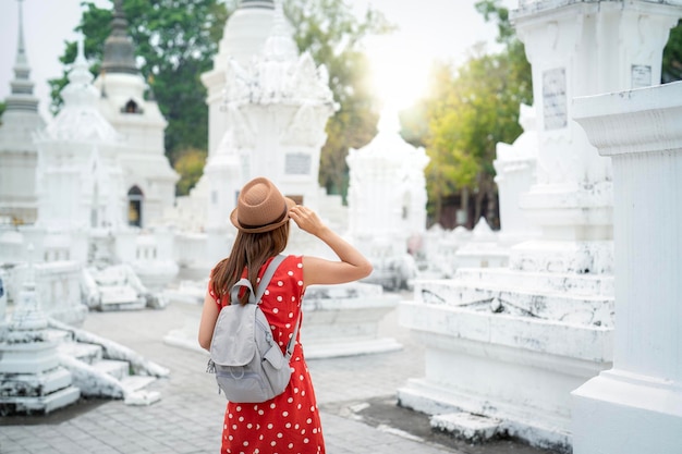 Azjatycka podróżniczka w białej sukni podróżuje po srebrnym kościele w świątyni Wat Sri Suhan w Chiang Mai