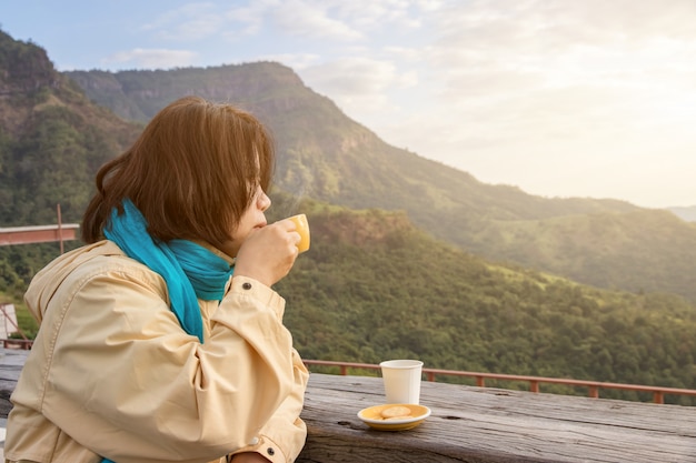 Azjatycka Podróżnik Kobieta Pije Filiżankę Kawy Espresso Kawa Z Szalikiem I Cieszy Się Natura Widok Halnego Krajobraz W Ranku Z światłem Słonecznym