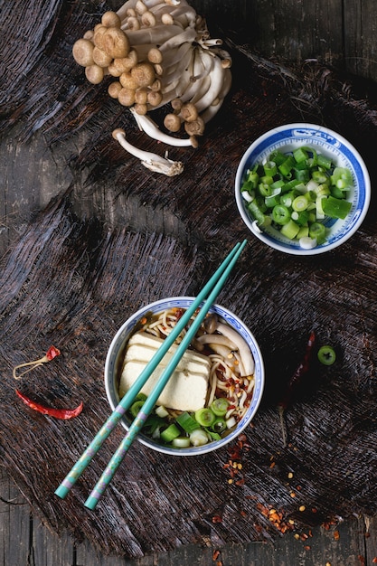 Zdjęcie azjatycka ramen zupa z serem feta