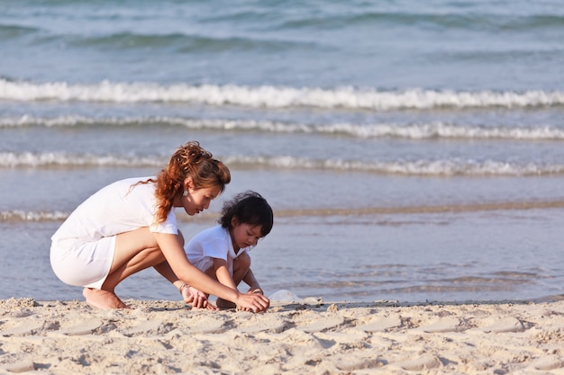 Azjatycka Rodzina Na Tropikalnej Plaży