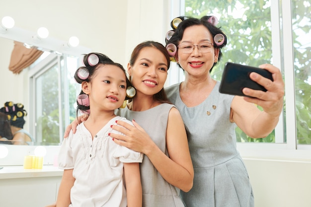 Azjatycka rodzina z lokówki Dokonywanie selfie portret