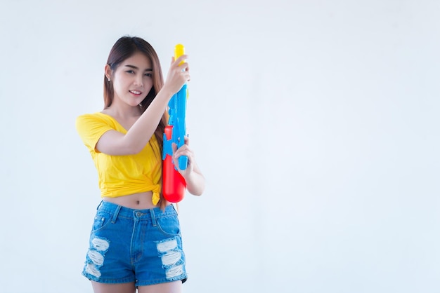 Azjatycka seksowna kobieta z wodą w ręku na białym tleFestiwal dzień songkran w tajlandiiNajlepszy festiwal tajlandiiKraj uśmiechu