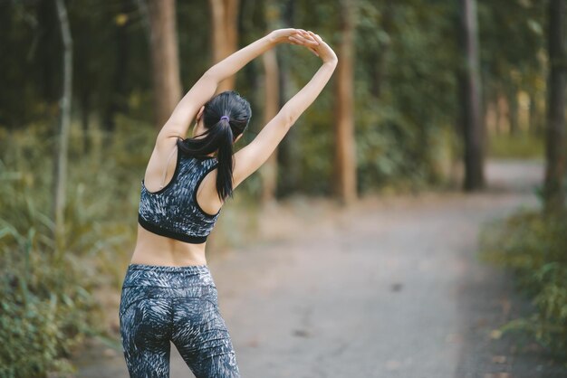 Azjatycka Sportowa Kobieta Rozciągająca Ciało Oddychając świeżym Powietrzem W Parkutajlandczycykoncepcja Fitnessu I ćwiczeńbieganie W Parkurozgrzej Ciało