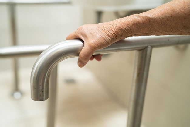 Azjatycka starsza kobieta pacjentka korzysta z toalety w łazience uchwyt bezpieczeństwa w szpitalu pielęgniarskim zdrowa, silna koncepcja medyczna