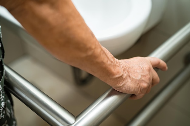 Azjatycka starsza kobieta pacjentka korzysta z toalety w łazience uchwyt bezpieczeństwa w szpitalu pielęgniarskim zdrowa, silna koncepcja medyczna