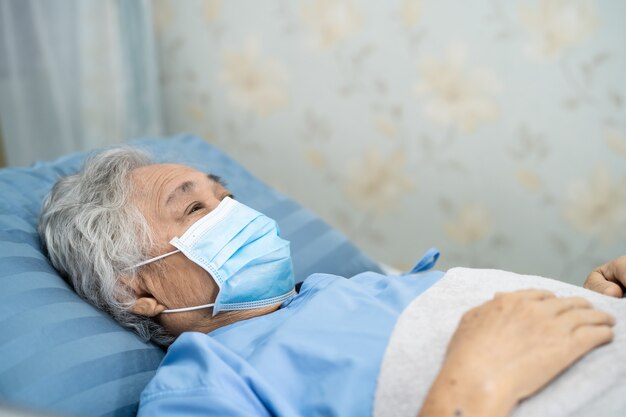 Azjatycka starsza pacjentka nosząca maskę na twarz w celu ochrony infekcji bezpieczeństwa Covid Coronavirus