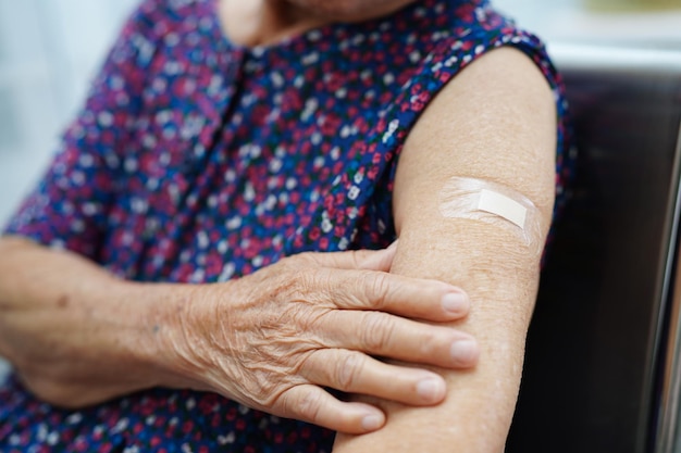 Azjatycka starsza starsza kobieta otrzymuje szczepionkę przeciwko wirusowi koronowemu