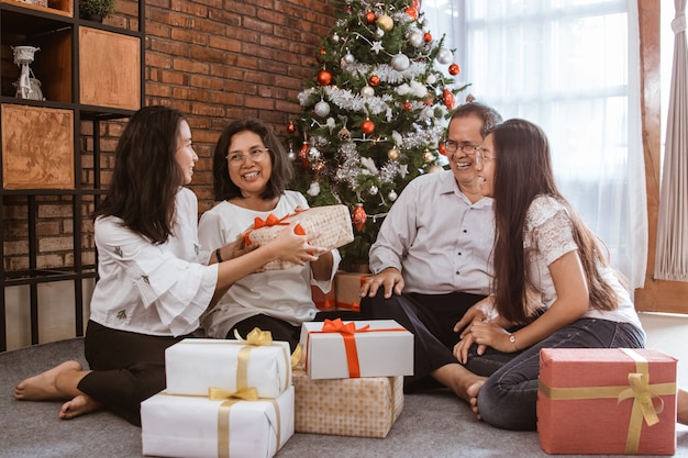 Azjatycka szczęśliwa rodzina razem świętuje Boże Narodzenie w domu