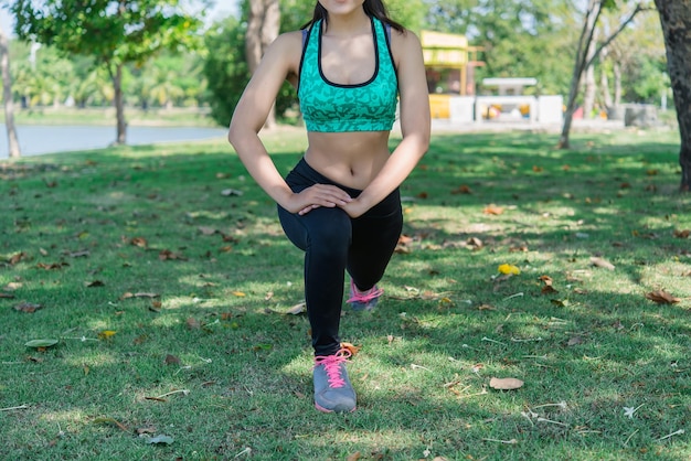 Azjatycka szczupła kobieta rozgrzewa się przed treningiem szczupła dziewczyna ćwiczy na całe życieTajlandczycyRozciąganie ciała przed joggingiem