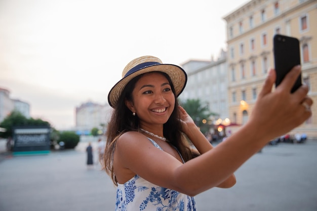 Azjatycka Turystka Robi Selfie Smartfonem Podczas Wakacji We Włoszech