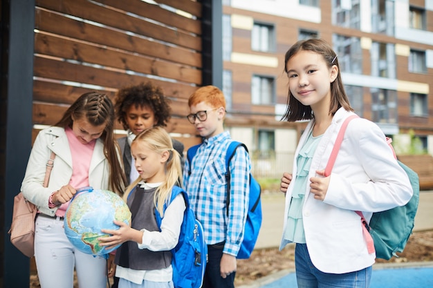 Azjatycka uczennica studiuje przy szkołą podstawową