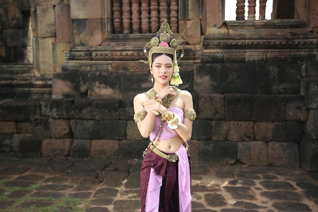 Azjatycka urocza kobieta ubrana w typową tajską kulturę tożsamości ubioru
