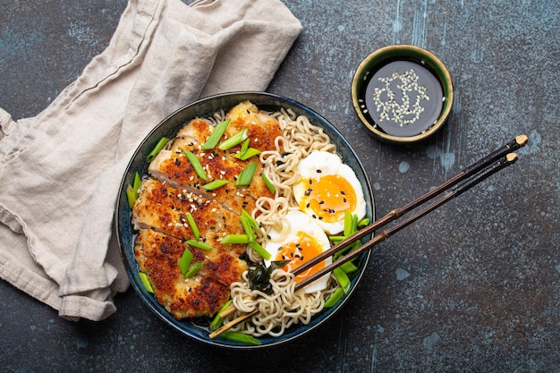 Azjatycka zupa ramen z smażonym kurczakiem panko