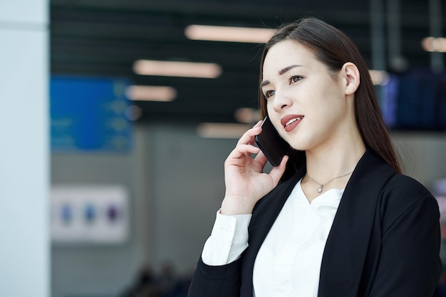 Azjatycki biznes kobieta rozmawia przez telefon Portret pięknej dziewczyny w biurze lub sali konferencyjnej