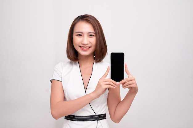 Azjatycki biznes kobieta trzyma i pokazuje biały telefon komórkowy z pustym czarnym ekranem