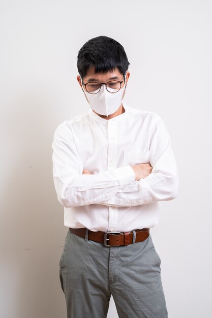 Azjatycki biznesmen jest ubranym maskę chirurgiczną w celu zapobiegania Coronavirus choroby grypowej
