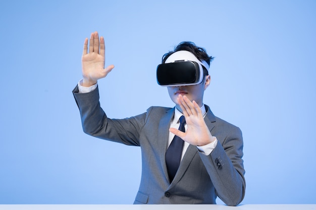 Azjatycki biznesmen w okularach VR