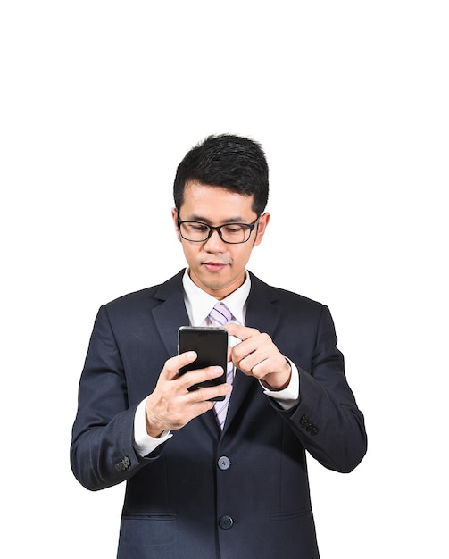 Azjatycki biznesowy mężczyzna ubrany w garnitur przy użyciu telefonu komórkowego na białym tle Koncepcja biznesowa azjatycki mężczyzna chce rozmawiać z telefonem komórkowym lub handlować na telefonie komórkowym