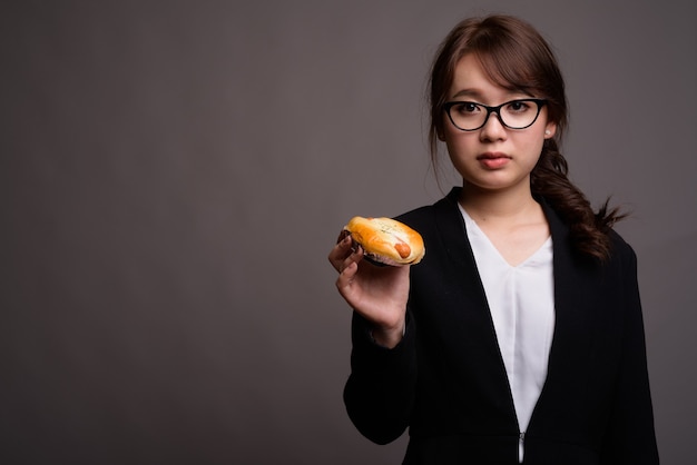 Azjatycki bizneswoman gospodarstwa hotdog