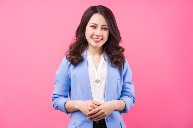 Azjatycki bizneswoman na różowym bakcground