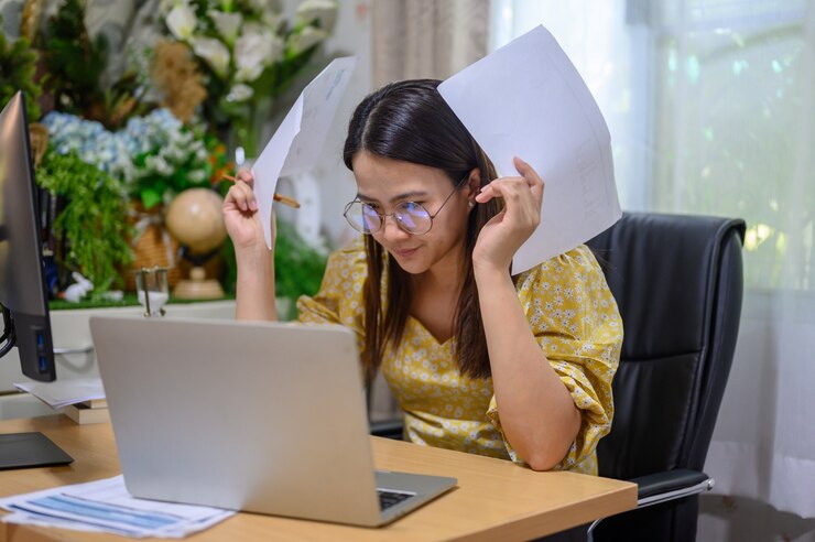 Zdjęcie azjatycki bizneswoman online pracuje w domu. tajski styl życia kobiety w salonie. dystans społeczny i nowa norma.