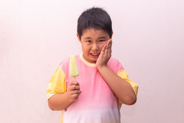 Azjatycki chłopiec jedzenie portret popsicle