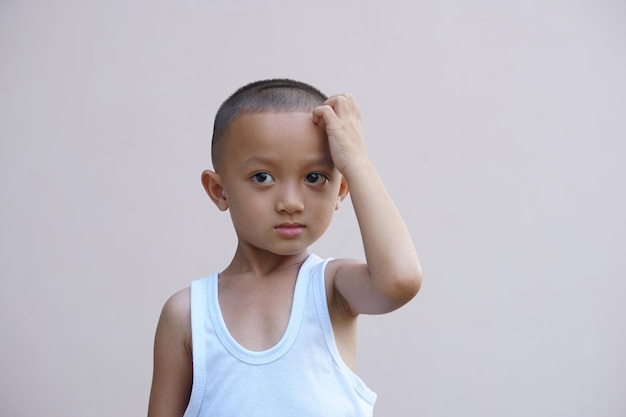 Azjatycki chłopiec o swędzącej twarzy