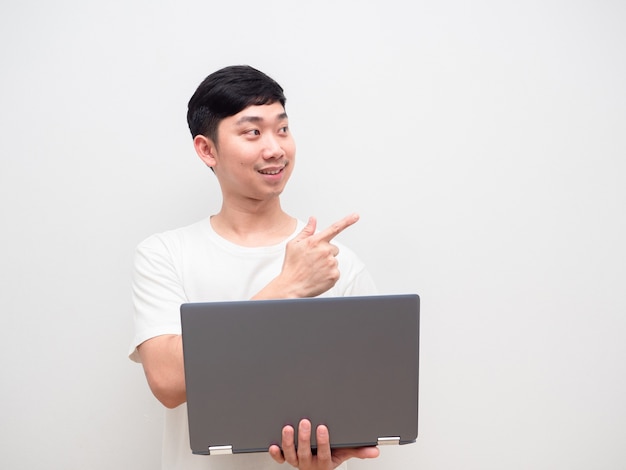 Azjatycki Człowiek Wesoły Trzymający Palec Wskazujący Laptopa W Przestrzeni Białe Tło