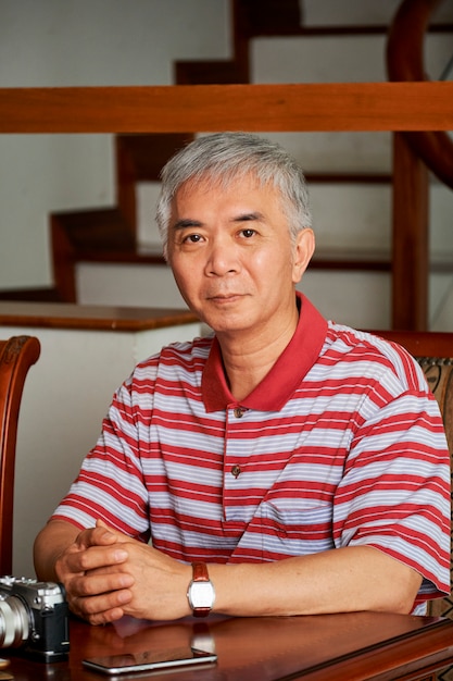 Azjatycki fotograf siedzi w domu