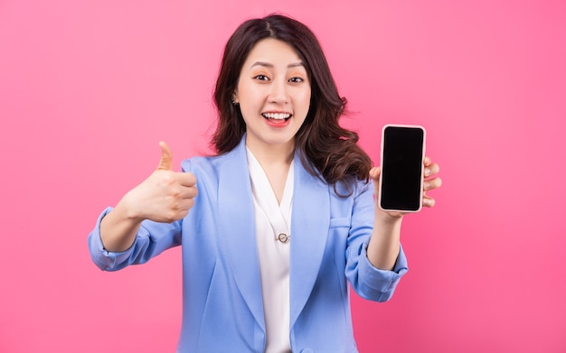 Azjatycki interesu za pomocą smartfona na różowo