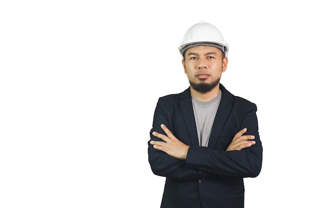 Azjatycki inżynier nosi czarny garnitur, skrzyżowane ramię, biały kask na białym tle, brygadzista kontrola ścieżki przycinającej budowy