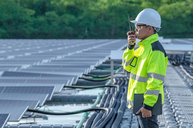 Azjatycki Inżynier Pracujący W Pływającej Elektrowni Słonecznej Energia Odnawialnatechnik I Inwestor Paneli Słonecznych Sprawdzający Panele Przy Instalacji Fotowoltaicznej