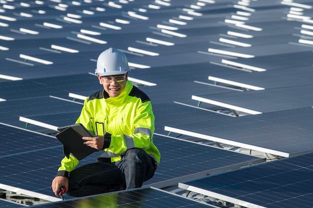Azjatycki inżynier pracujący w Pływającej elektrowni słonecznej Energia odnawialnaTechnik i inwestor paneli słonecznych sprawdzający panele przy instalacji fotowoltaicznej
