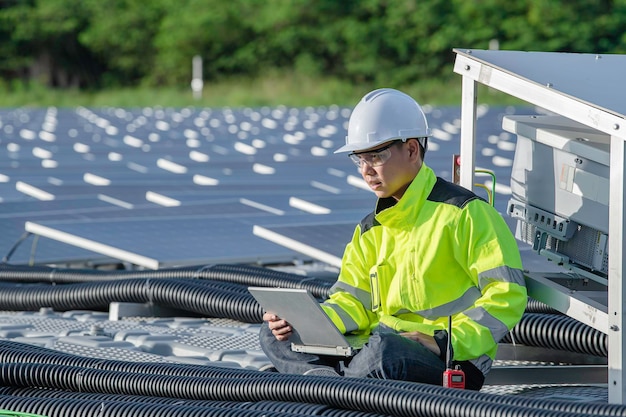 Azjatycki inżynier pracujący w Pływającej elektrowni słonecznej Energia odnawialnaTechnik i inwestor paneli słonecznych sprawdzający panele przy instalacji fotowoltaicznej