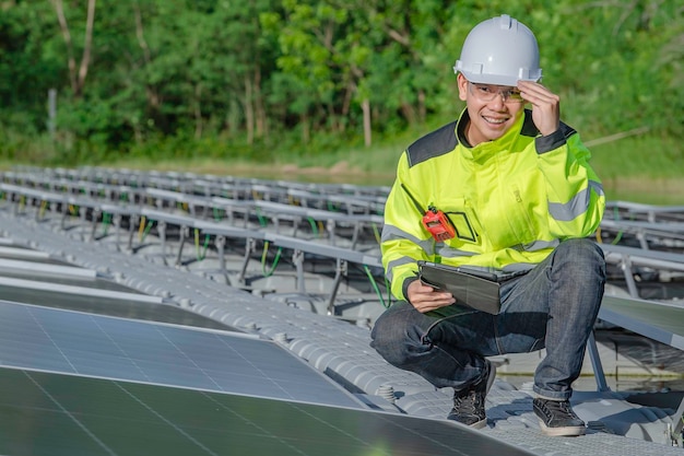 Azjatycki inżynier pracujący w Pływającej elektrowni słonecznej Energia odnawialnaTechnik i inwestor paneli słonecznych sprawdzający panele przy instalacji fotowoltaicznej