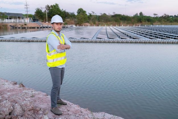 Azjatycki inżynier pracujący w Pływającej farmie fotowoltaicznej Energia odnawialnaTechnik i inwestor paneli słonecznych sprawdzający panele przy instalacji fotowoltaicznej