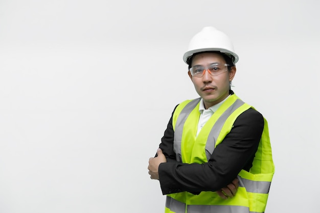 Azjatycki inżynier w kasku i okularach ochronnych Ma w ręku krótkofalówkę Inteligentni ludzie z Tajlandii