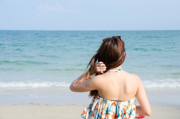 Azjatycki kobieta portret dotyka jej włosy na plaży